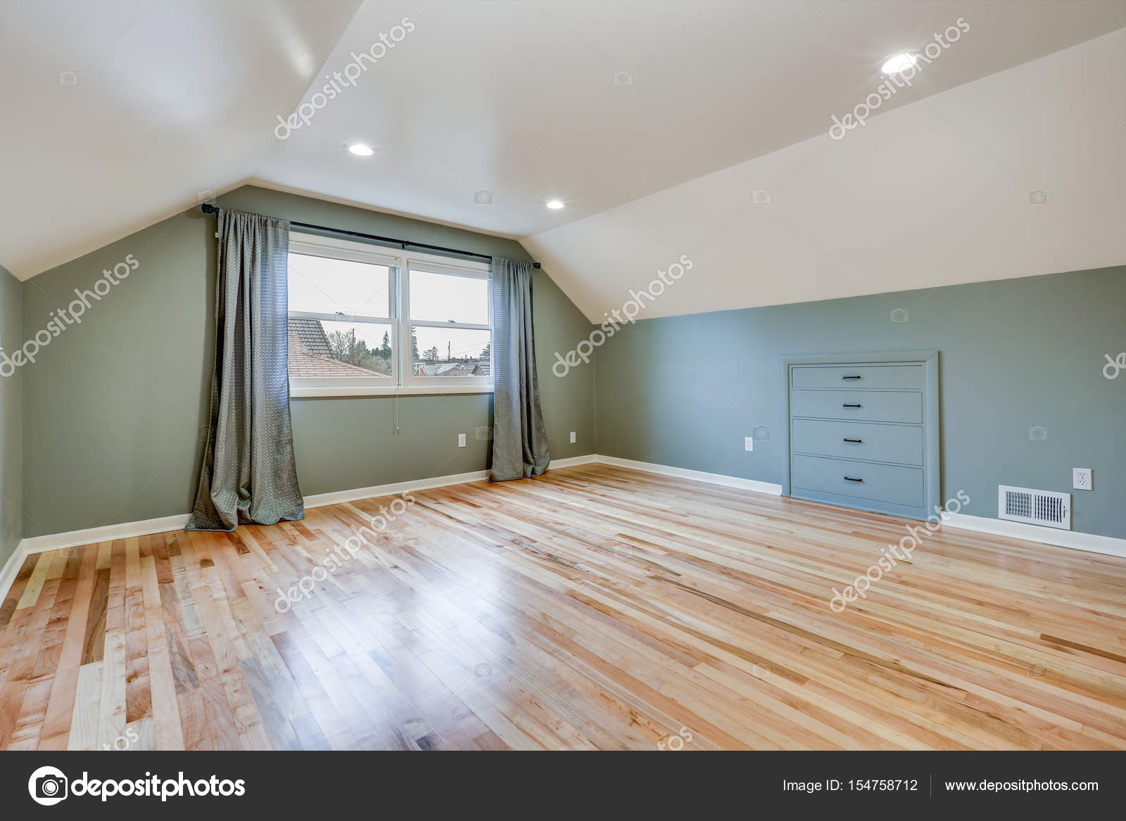 Green Empty Room With Vaulted Ceiling Stock Photo