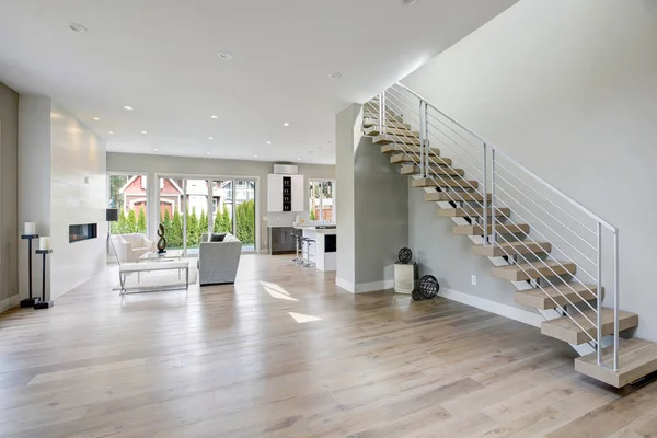 Erstaunliche Home Features Edelstahl-Treppe — Stockfoto
