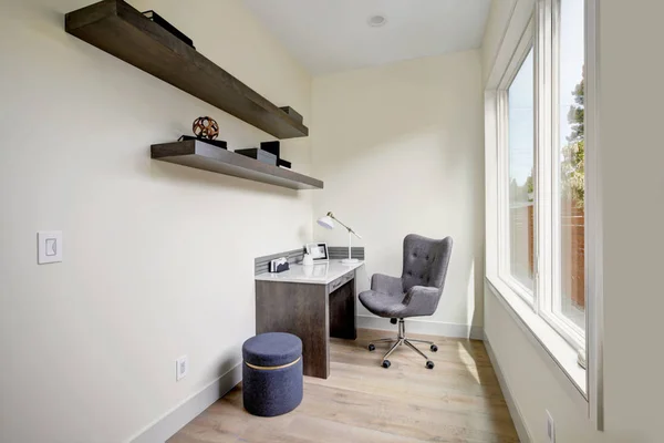 Светлый небольшой домашний офис с угловым столом и стулом — стоковое фото