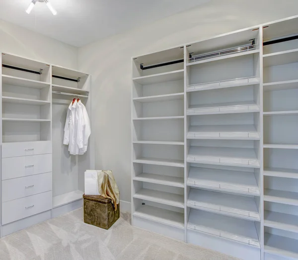 Empty walk-in closet with open shelves — Stock Photo, Image