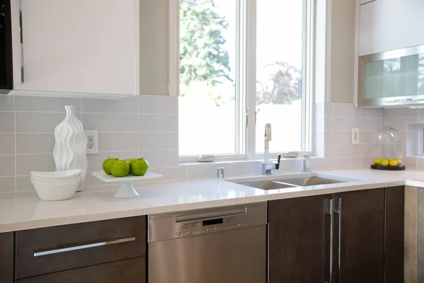 Luxury kitchen in a brand new home — Stock Photo, Image