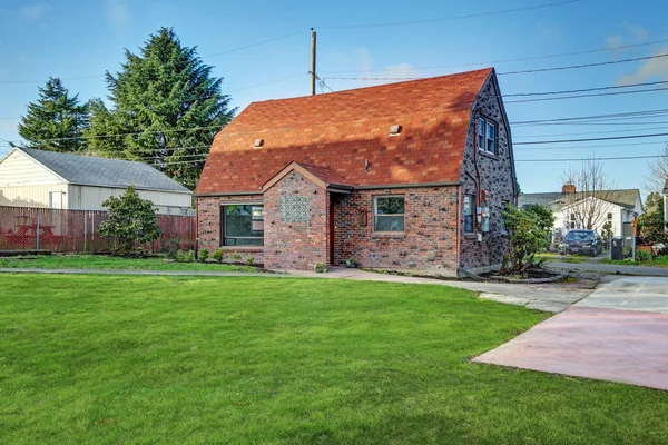 Kleine rode bakstenen huis op een zonnige dag — Stockfoto