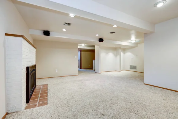 White empty basement room with fireplace — Stock Photo, Image