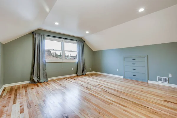 Green empty room with vaulted ceiling — Stock Photo, Image