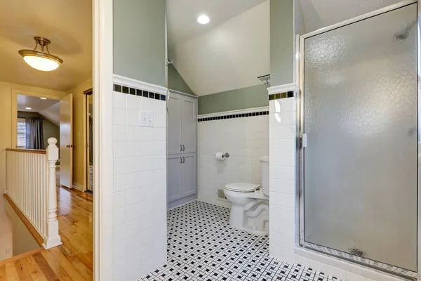 Bathroom features subway tiled half walls — Stock Photo, Image