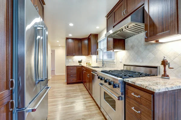 Cozinha clássica com armários castanhos, balcões de granito — Fotografia de Stock