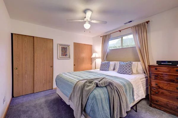 평안한 백색 침실 기능 킹 사이즈 침대 — 스톡 사진