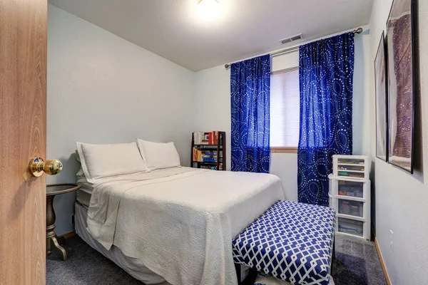 Dormitorio blanco cuenta con cortinas de ventana de longitud piso azul — Foto de Stock