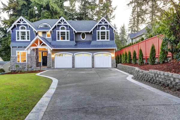 Luxurious blue home with three attached garage spaces — Stock Photo, Image