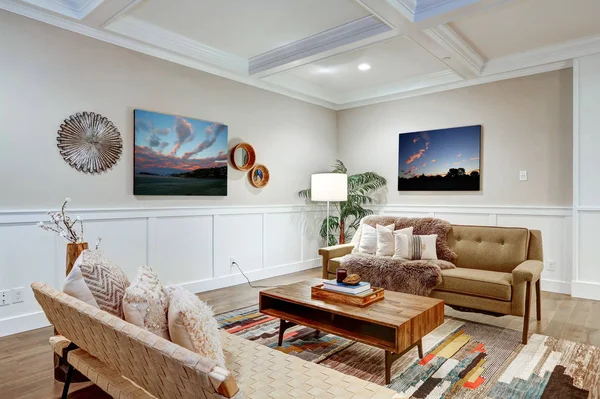 Krásné řemeslník stylu obývacího pokoje s kazetovými cealing — Stock fotografie