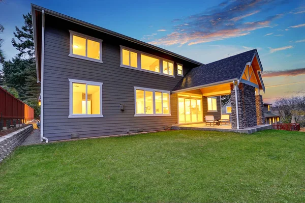 Hinterhof mit schicker überdachter Terrasse bei Sonnenuntergang — Stockfoto