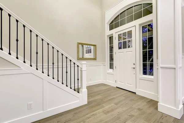 Elegantní bílé dveřní konstrukce akcentovaných s vysokým stropem — Stock fotografie