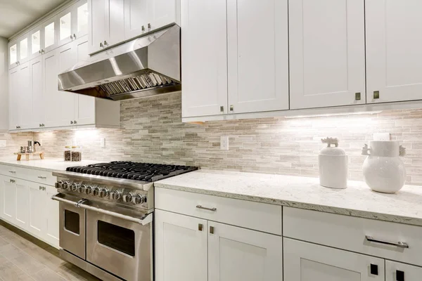Gurme mutfak özellikleri beyaz dolap — Stok fotoğraf