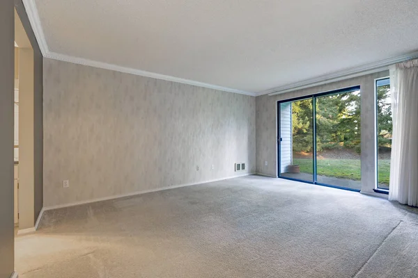 Grey empty room with metallic wallpaper — Stock Photo, Image