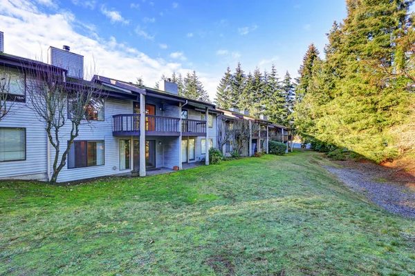 Exterior of condo home in a quiet complex — Stock Photo, Image