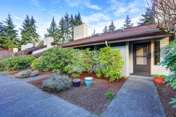 Exterior of condo home in a quiet complex — Stock Photo, Image