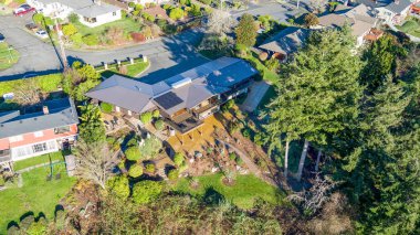 Modern iki hikaye panorama evin havadan görünümü