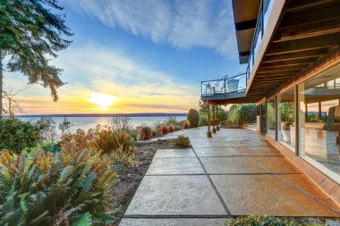 Modern iki hikaye panorama ev panaromik güverte ile