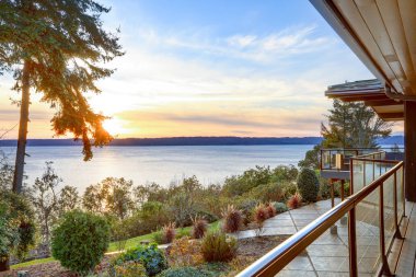 Modern iki hikaye panorama ev panaromik güverte ile