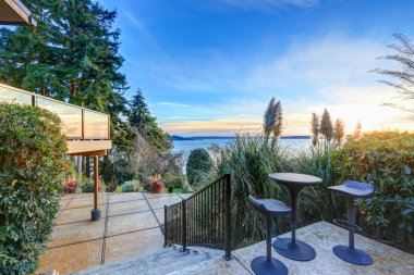 Modern iki hikaye panorama ev Puget Sound Manzaralı