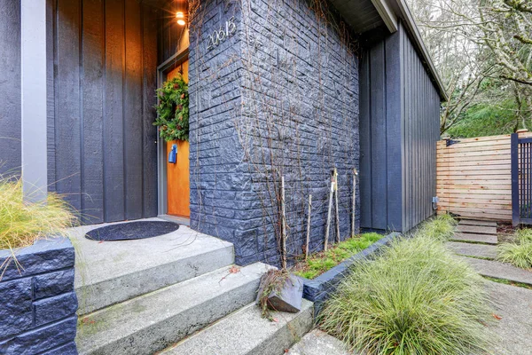 Traditionele veranda van een mooi blauwe Amerikaanse Huis — Stockfoto