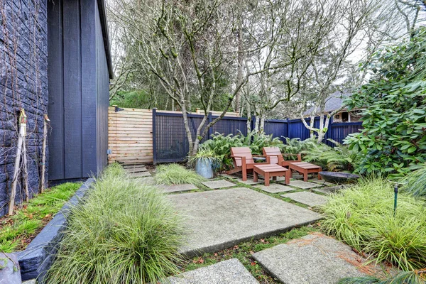 Cour avant avec clôture bleue et carreaux de béton — Photo