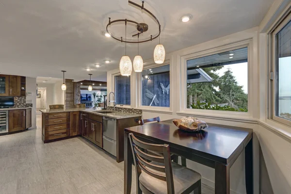 Beautiful modernized epicurean kitchen with breakfast nook — Stock Photo, Image