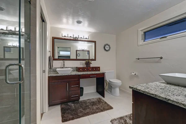 Gerenoveerde moderne twee tonen badkamer — Stockfoto