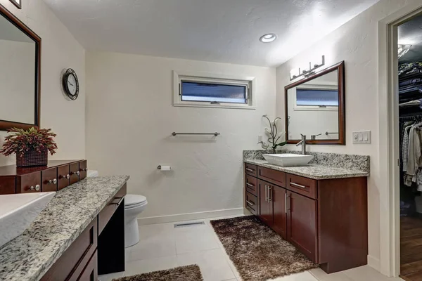 Newly renovated modern two tones bathroom — Stock Photo, Image