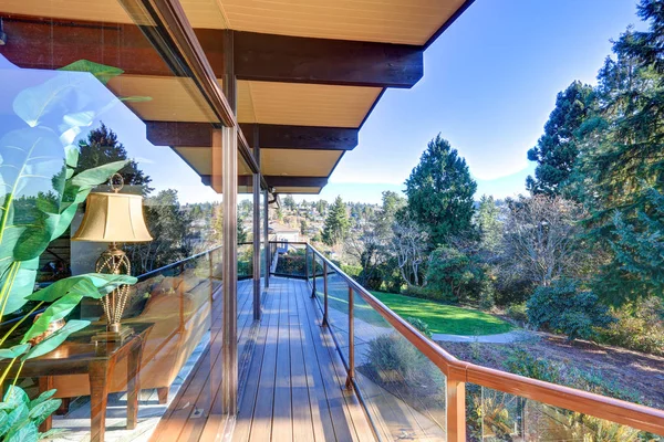 Maison panoramique moderne de deux étages avec terrasse enveloppante — Photo