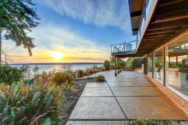 Modern iki hikaye panorama ev panaromik güverte ile