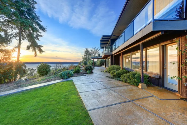 Modern two story panorama house with wraparound deck — Stock Photo, Image