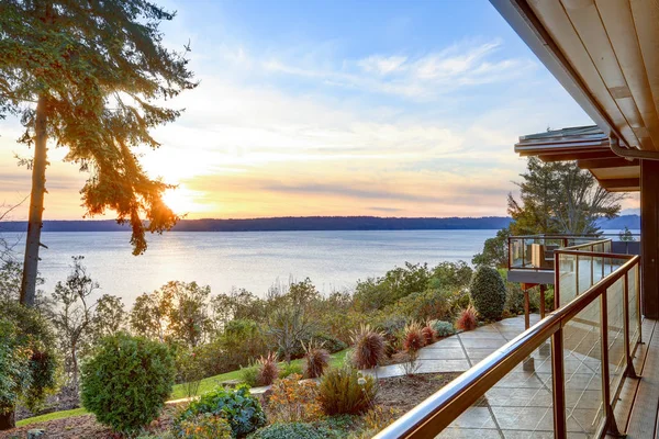 Modern iki hikaye panorama ev panaromik güverte ile