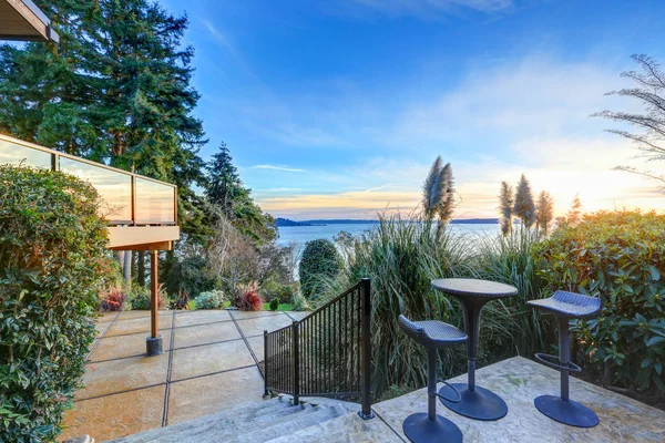 Moderna casa panorâmica de dois andares com vista para o Puget Sound — Fotografia de Stock