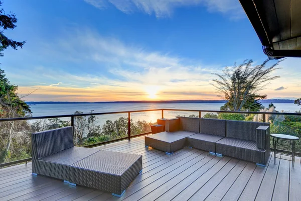 Moderna casa panorâmica de dois andares com vista Puget Sound — Fotografia de Stock