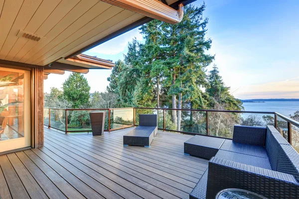 Modern two story panorama house with Puget Sound view — Stock Photo, Image