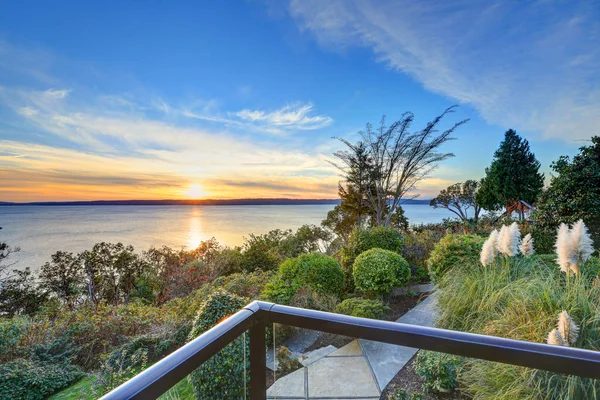 Twee verhaal panorama stadsvilla met uitzicht op de Puget Sound — Stockfoto