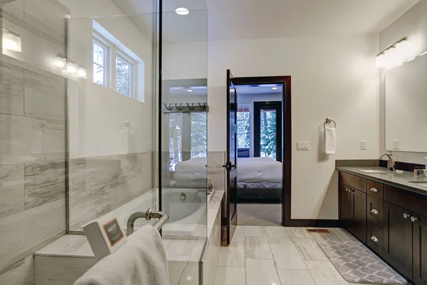 Master bathroom interior with double sink vanity — Stock Photo, Image