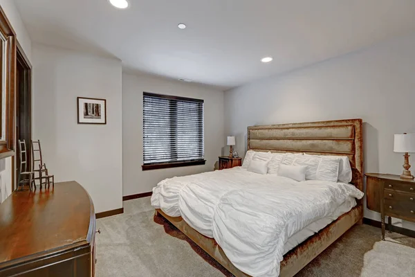Interiér ložnice s manželskou postelí velikosti queen — Stock fotografie