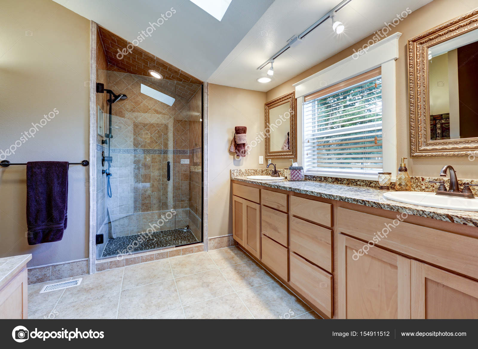 Interior de baño principal con tocador amplio fregadero doble — Foto de