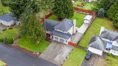 Güzel yeşil ev havadan görünümü 