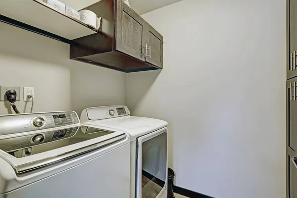Interiér pokoje prádelny s bílými spotřebiči — Stock fotografie