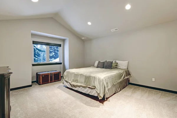 Projeto de quarto teto velado com cama grande — Fotografia de Stock