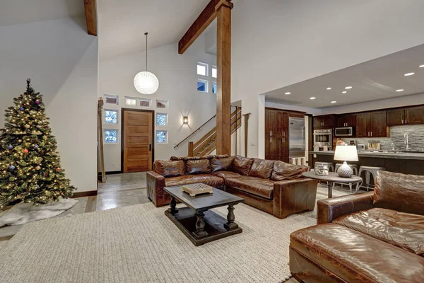 Гостиная со сводчатым потолком с коричневыми кожаными диванами — стоковое фото