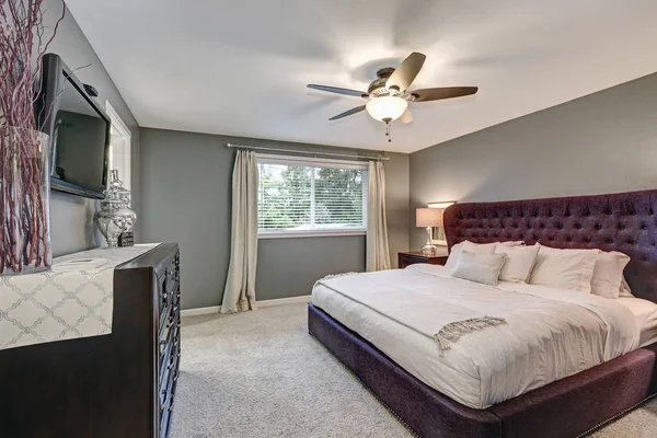 Dormitorio principal suite con hermosa cama queen size — Foto de Stock