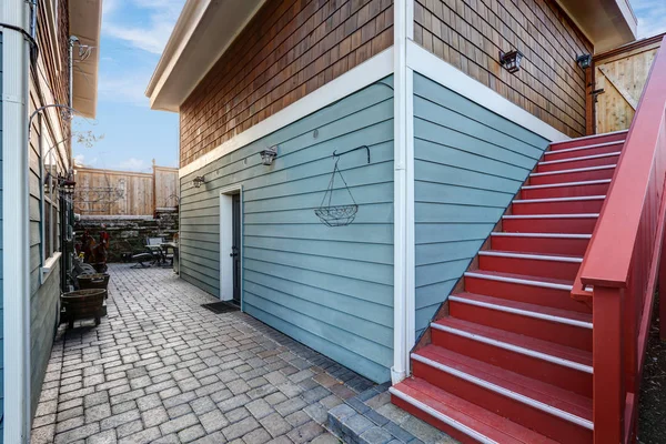 Отдельный двухэтажный гараж с голубой стороной — стоковое фото