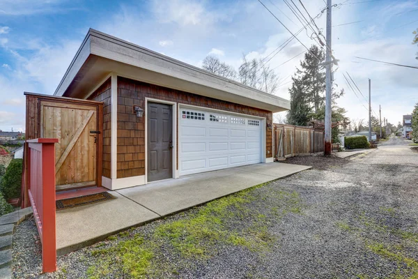 Garagem destacada de dois andares com porta branca — Fotografia de Stock