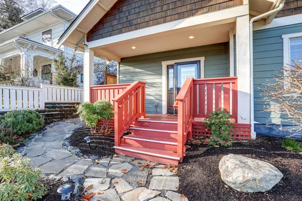 Schönes Handwerkerhaus mit überdachter roter Veranda — Stockfoto