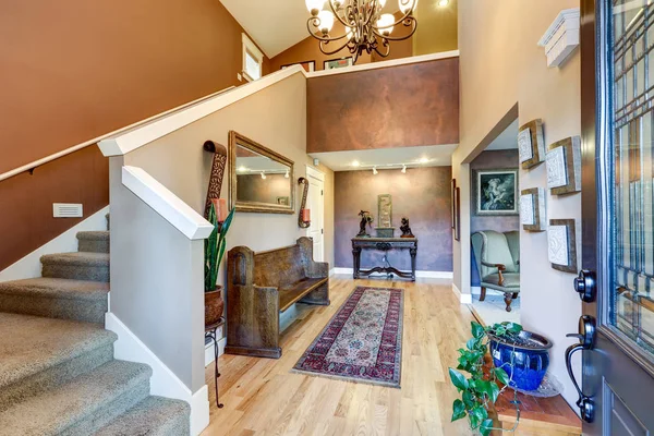 Stunning foyer with hardwood floor and vaulted ceiling — Stock Photo, Image