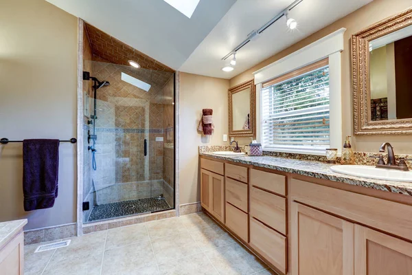 Интерьер главной ванной комнаты с большой двойной раковиной тщеславия — стоковое фото